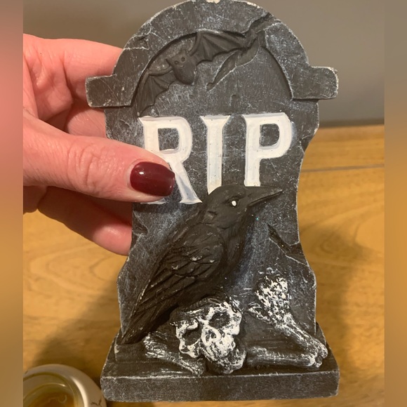 Yankee Candle Skull Tea Light Holder & RIP Table Top Decor Pieces,Good Condition - Picture 13 of 15